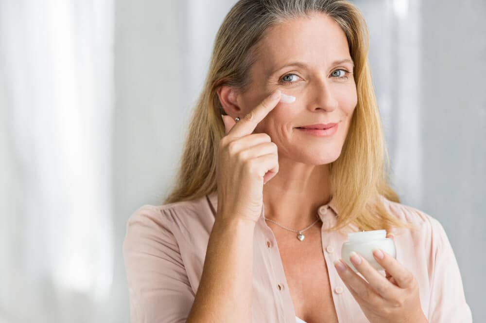 persoana batrana se da cu crema antirid
